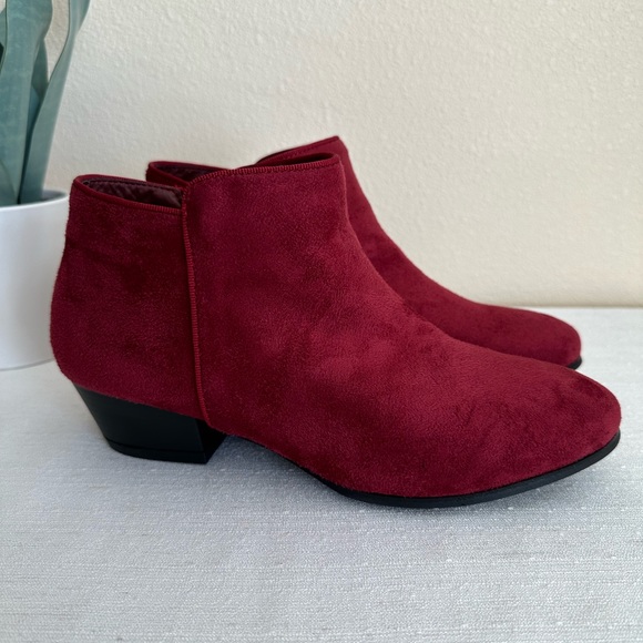salon studio Shoes - New Salon Studio Red Faux Suede Almond Toe Zip Ankle Booties Women’s 10W
